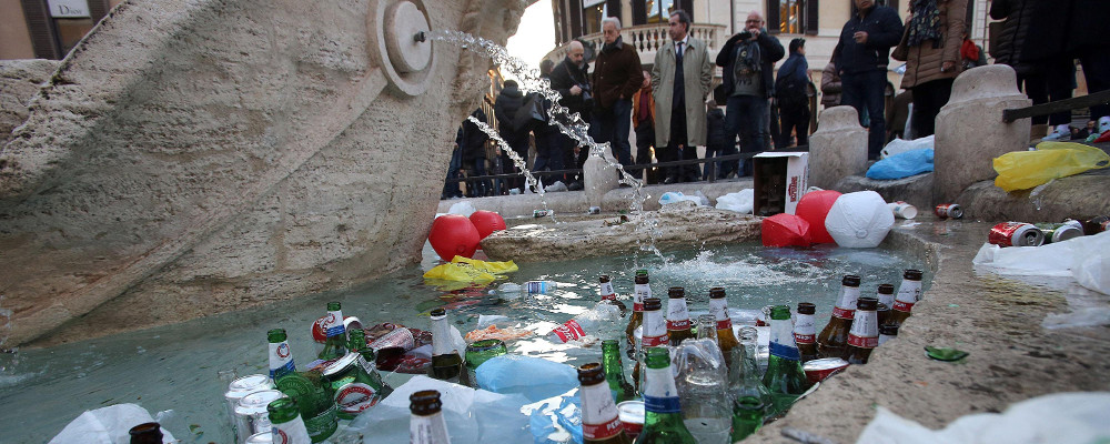 degrado di Roma barcaccia piazza di spagna spazzatura degrado di Roma barcaccia piazza di spagna spazzatura